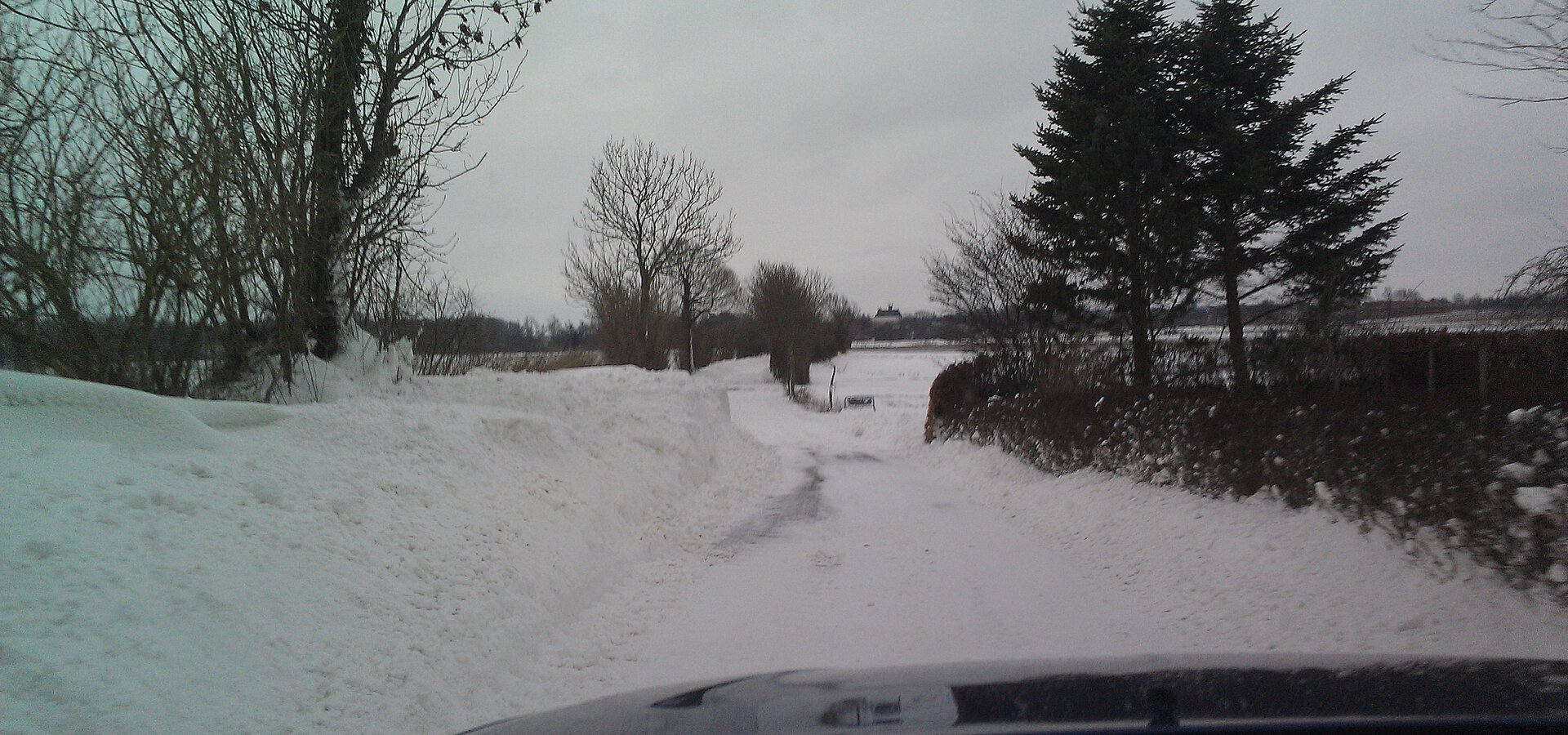 Verschneite Straße in Goldhöft im Winter 2013