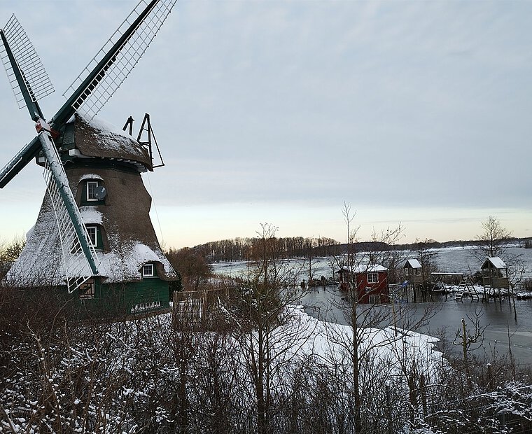Mühle in der winterlichen Landschaft